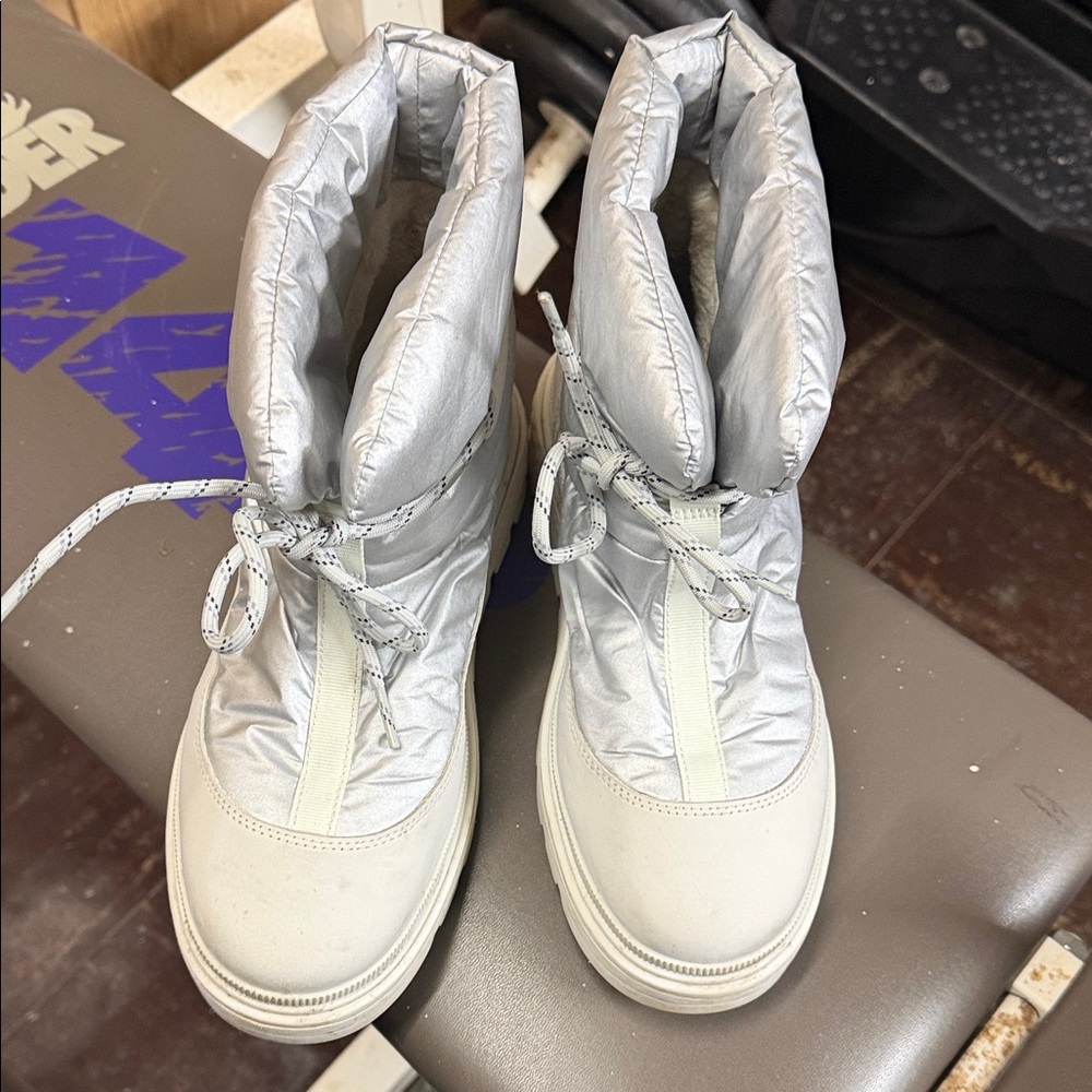 Timberland women’s Silver and Cream Winter Boots - Picture 2 of 4